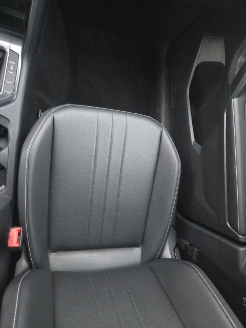Used 2023 Volkswagen Tiguan SE w/ Panoramic Sunroof Package image 23