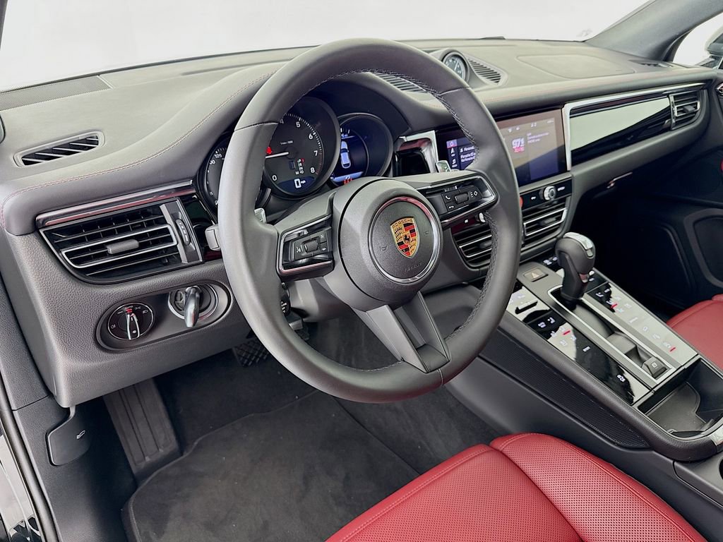 Certified 2025 Porsche Macan AWD/4WD image 4