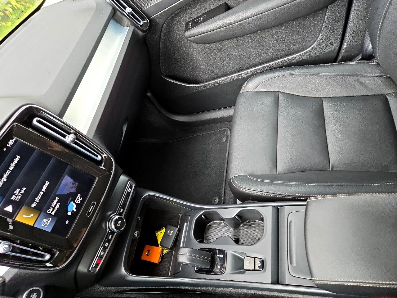 Used 2021 Volvo XC40 T4 Momentum image 17