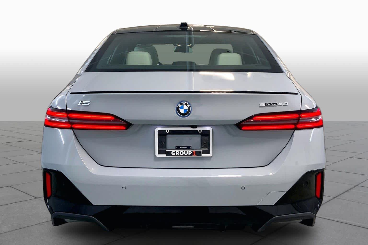 Used 2024 BMW i5 eDrive40i w/ Executive Package RWD image 4