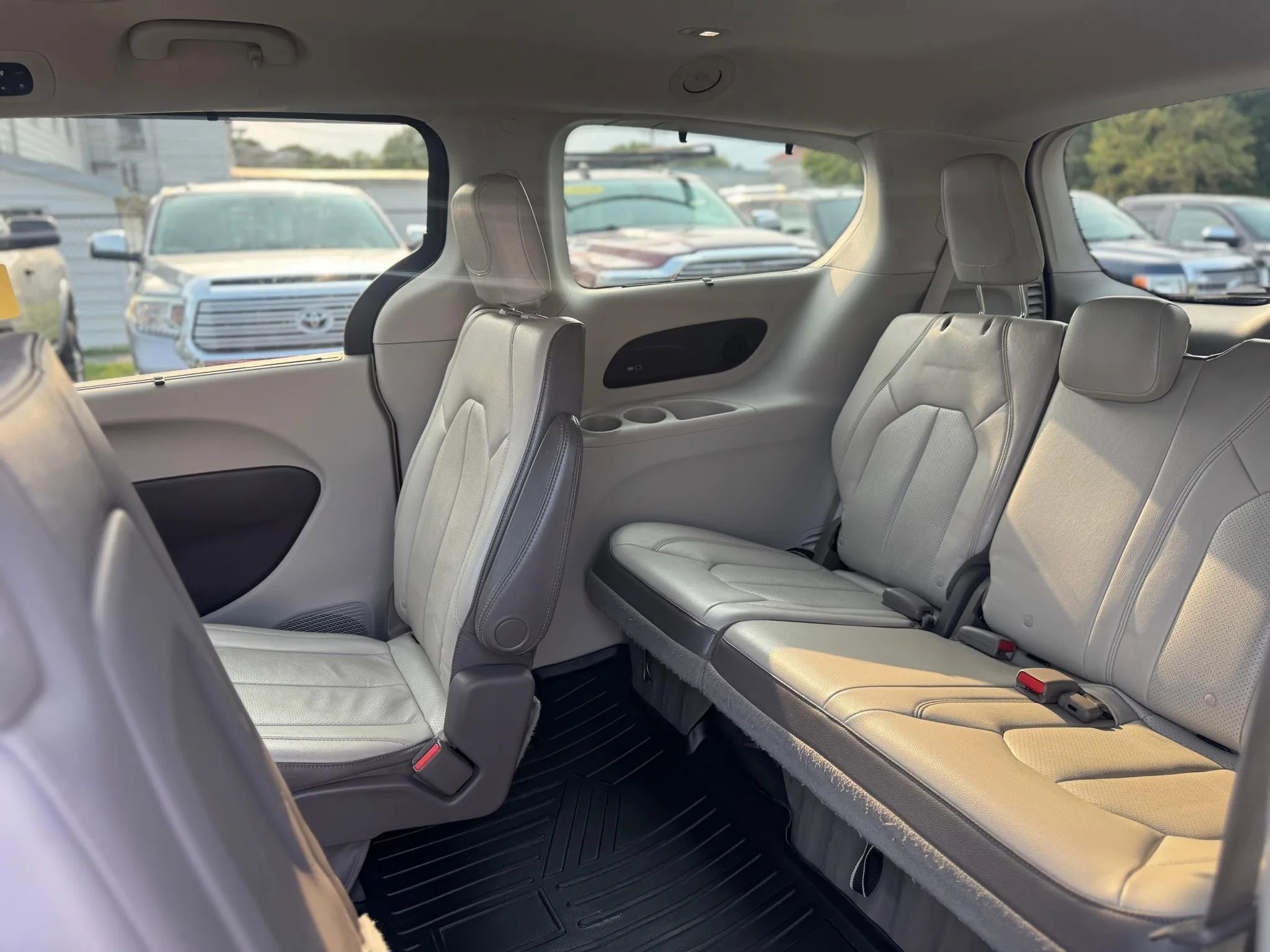 Used 2017 Chrysler Pacifica Touring-L Plus image 11