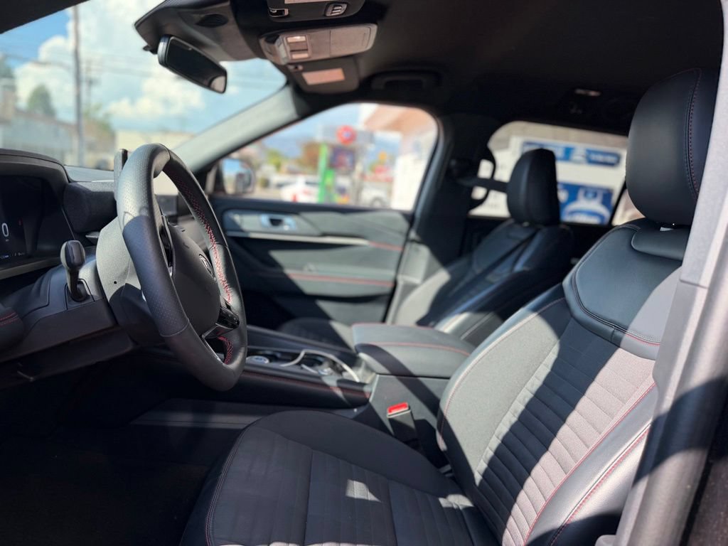 Used 2026 Ford Explorer ST-Line w/ ST-Line Street Pack RWD image 3