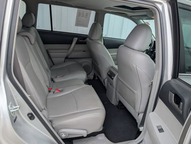 Used 2012 Toyota Highlander SE w/ Tow Pkg FWD image 18