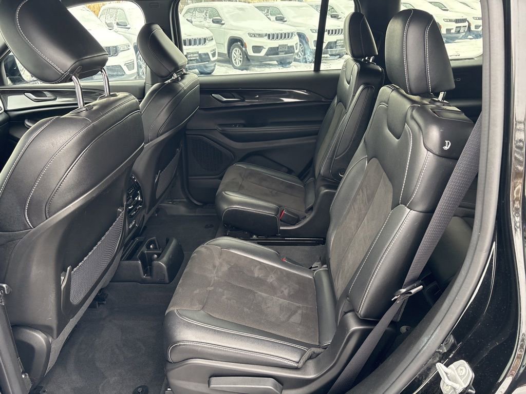 Used 2023 Jeep Grand Cherokee L Laredo image 12