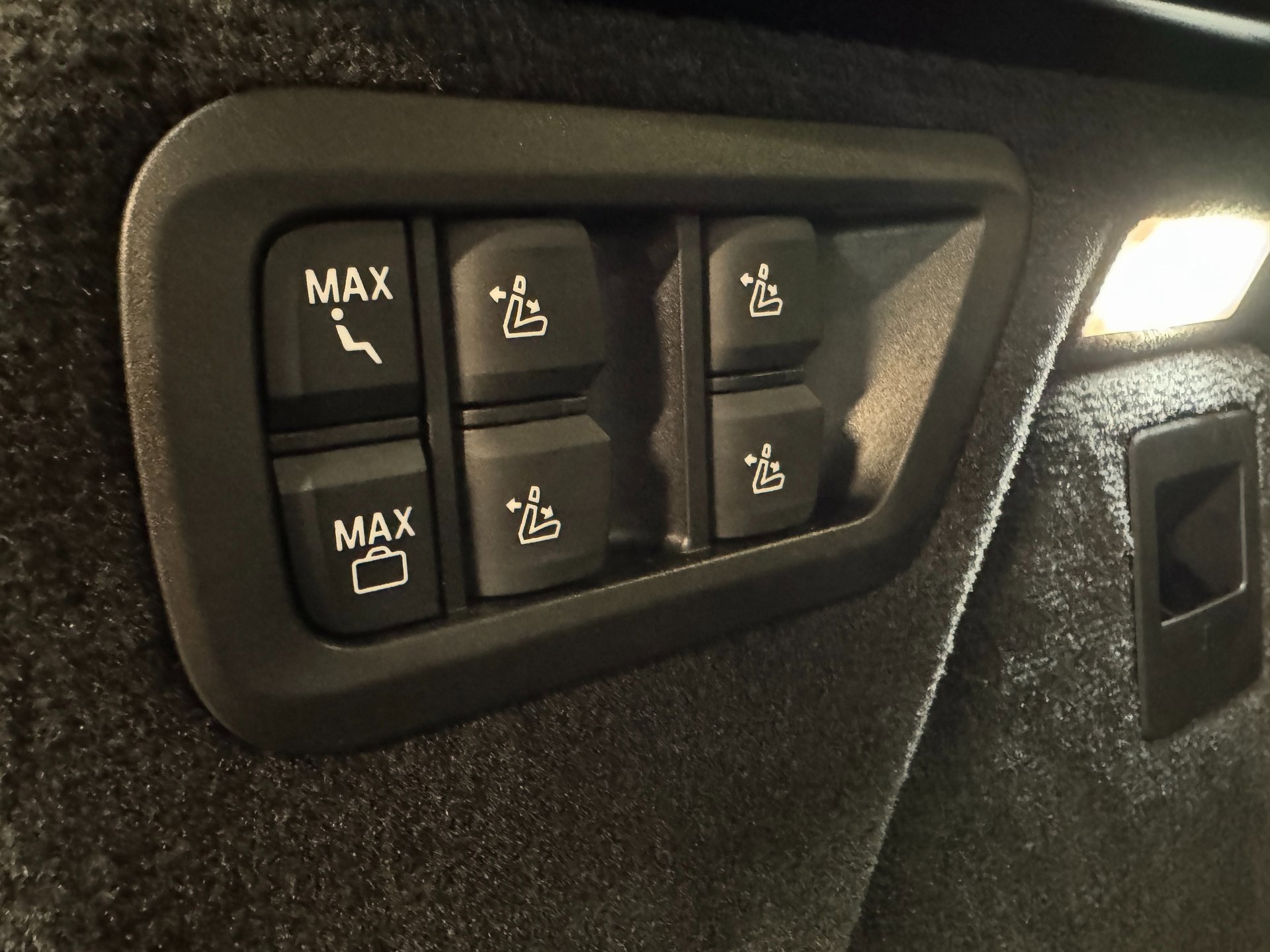 Used 2025 BMW X7 xDrive40i w/ Premium Package image 25