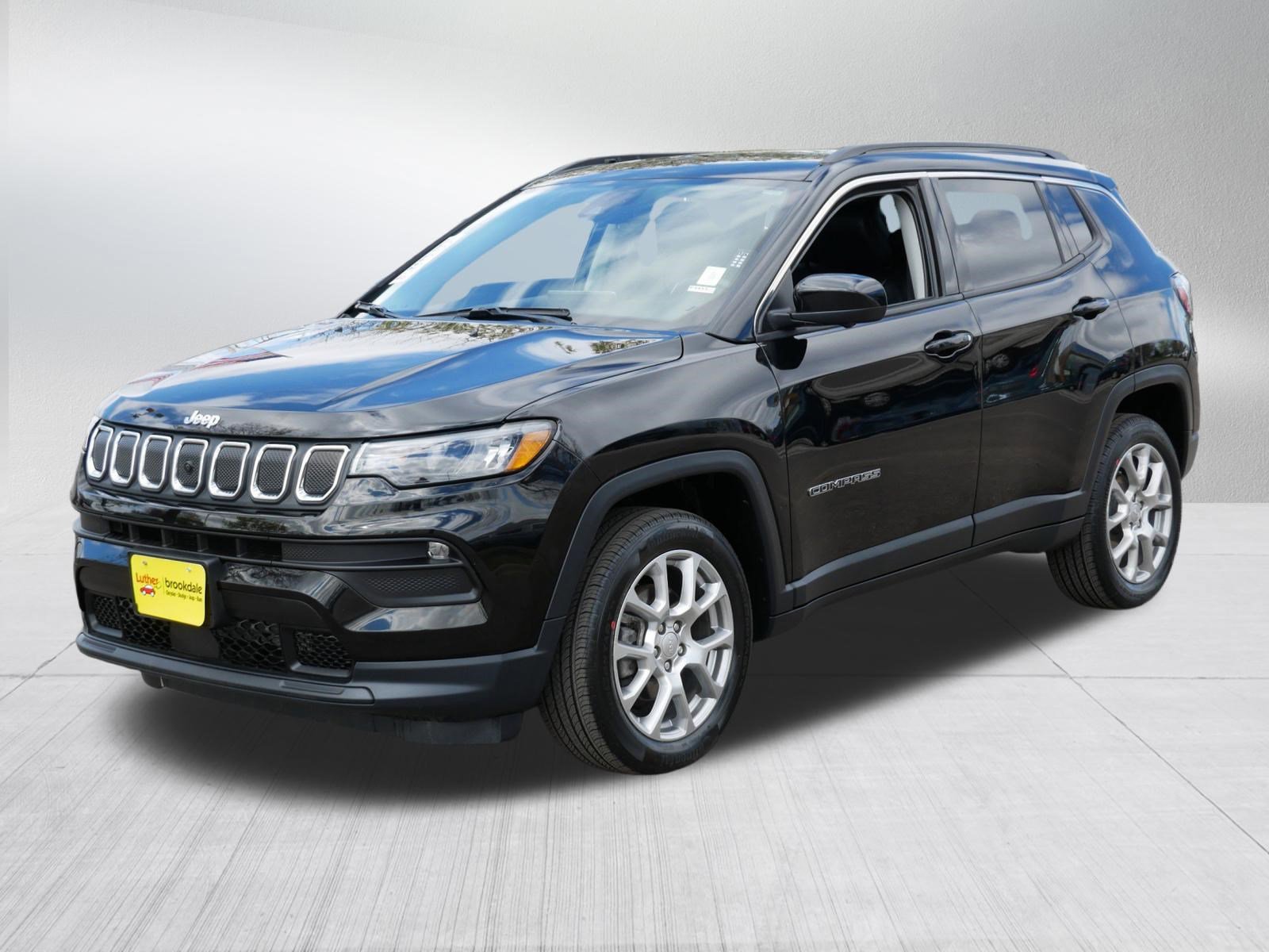 Used 2022 Jeep Compass Latitude w/ Sun and Sound Group AWD/4WD image 3