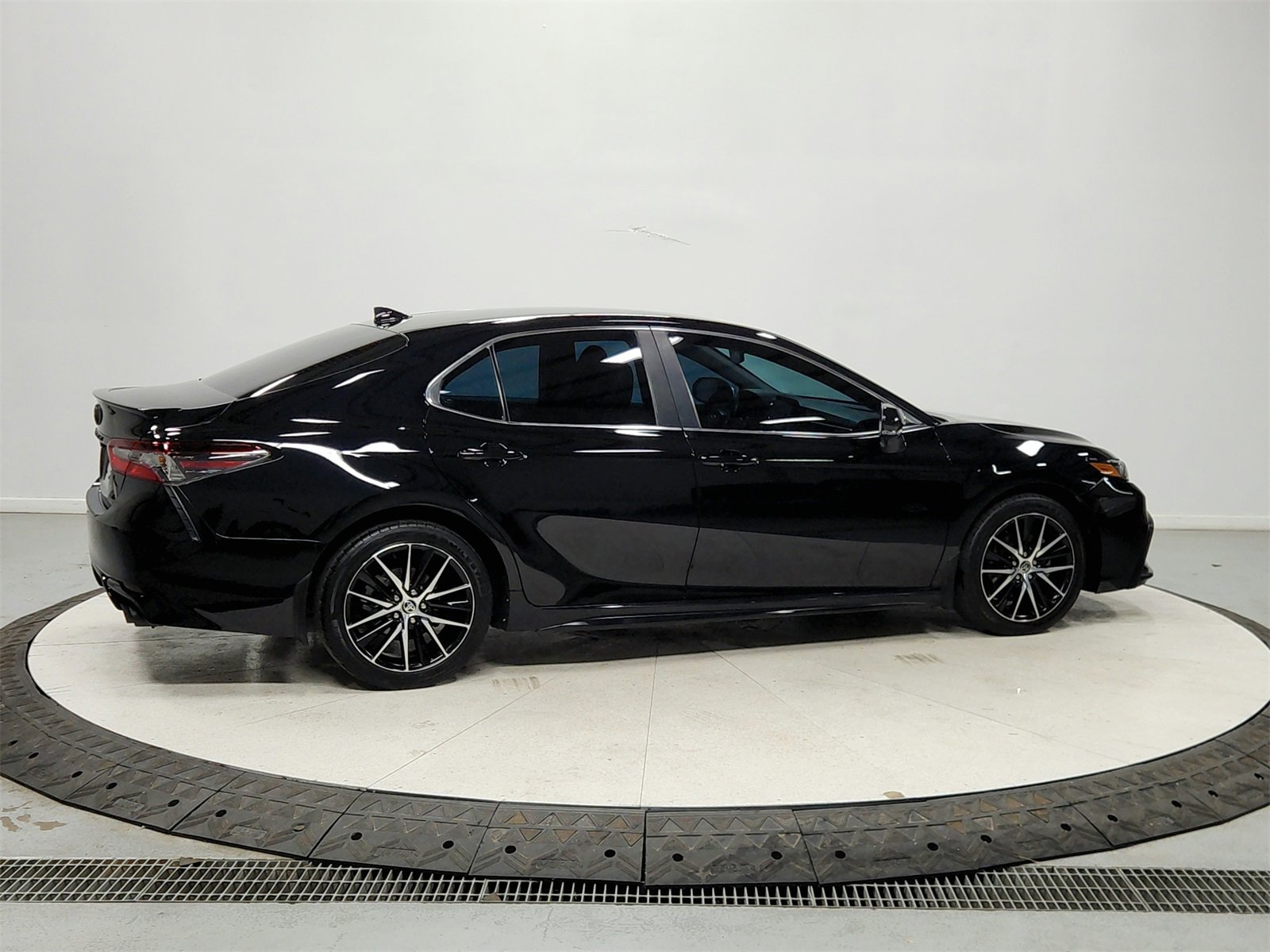 Used 2023 Toyota Camry SE image 8