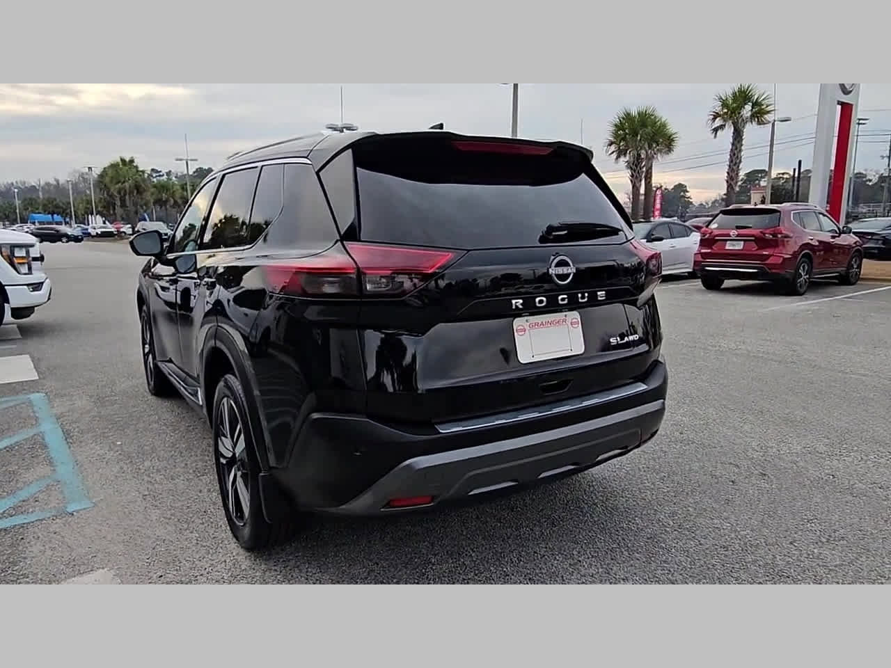 Used 2023 Nissan Rogue SL w/ SL Premium Package image 29