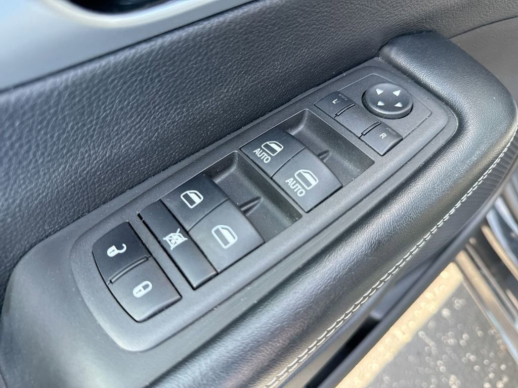 Used 2022 Chrysler Pacifica Touring FWD image 13