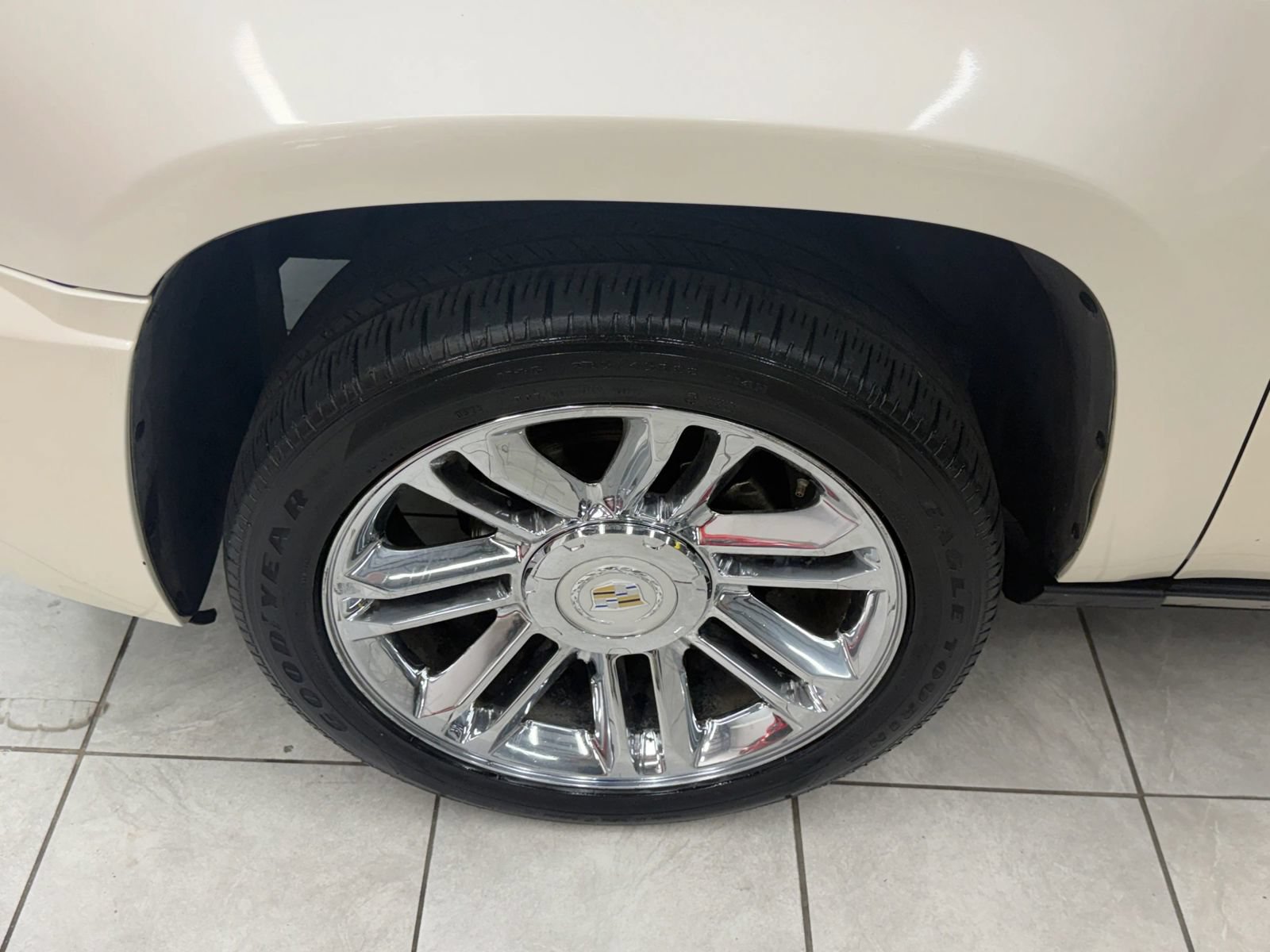 Used 2011 Cadillac Escalade Platinum AWD/4WD image 34