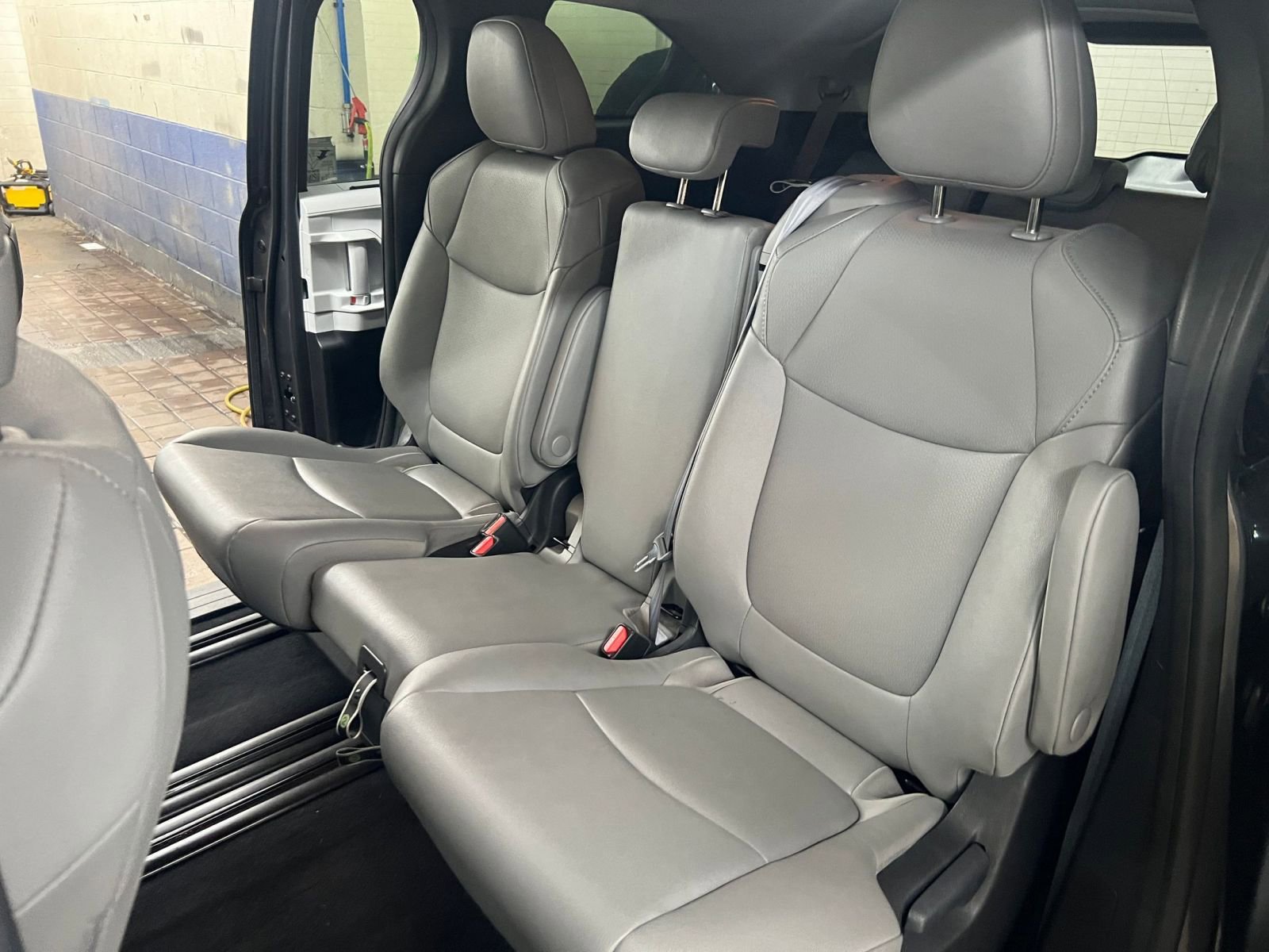 Used 2025 Toyota Sienna XLE image 37