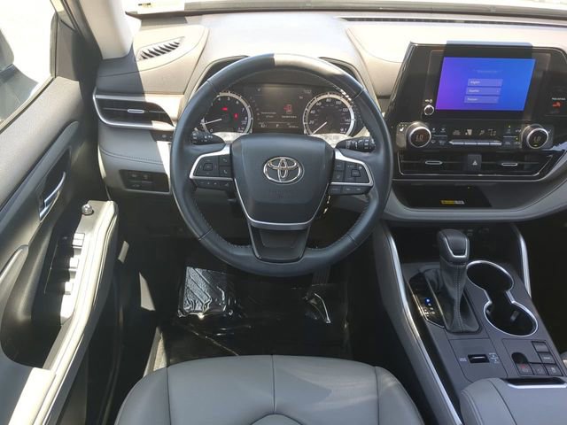 Used 2023 Toyota Highlander XLE image 16