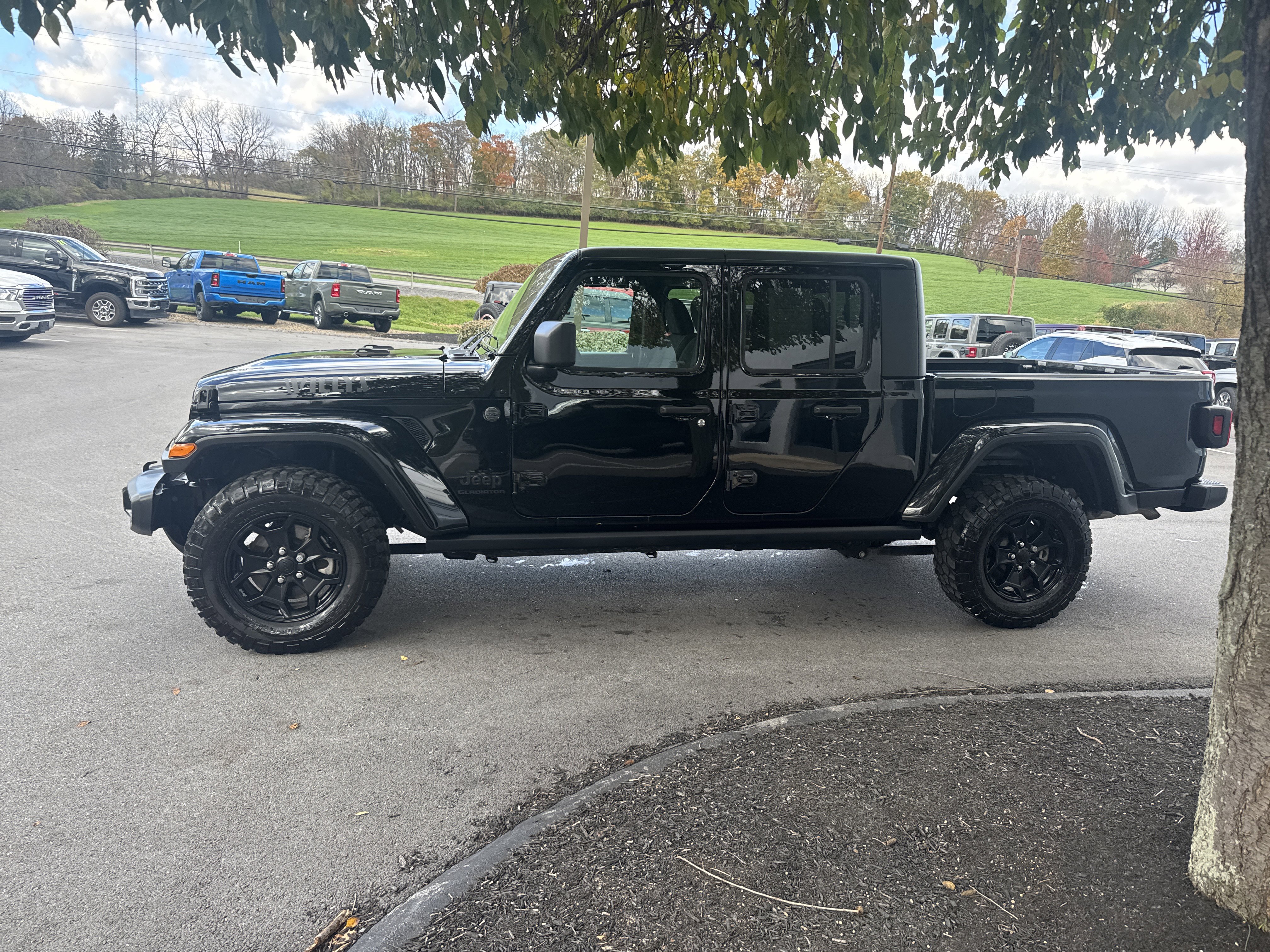 Used 2022 Jeep Gladiator Willys image 7