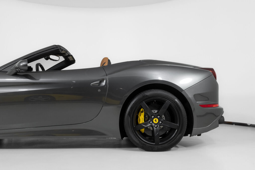 Used 2016 Ferrari California T RWD image 16
