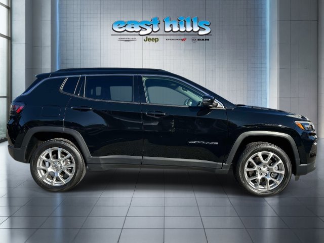 Used 2023 Jeep Compass Latitude w/ Sun and Sound Group AWD/4WD image 2
