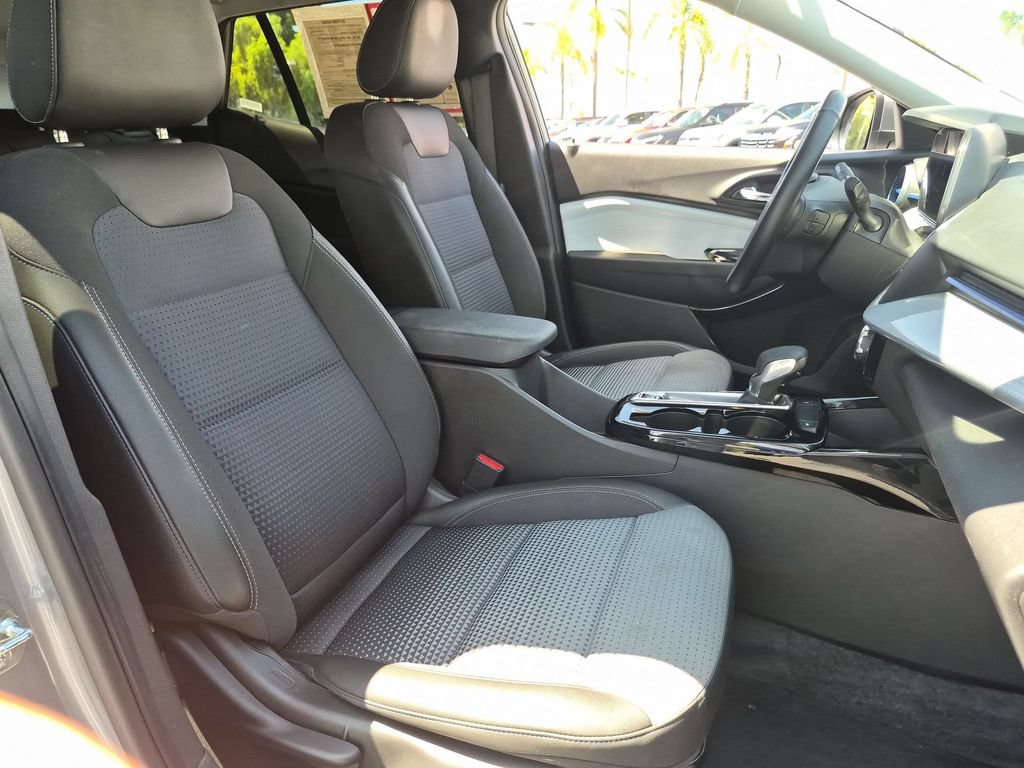 Used 2025 Chevrolet Trax LT w/ LT Convenience Package FWD image 31