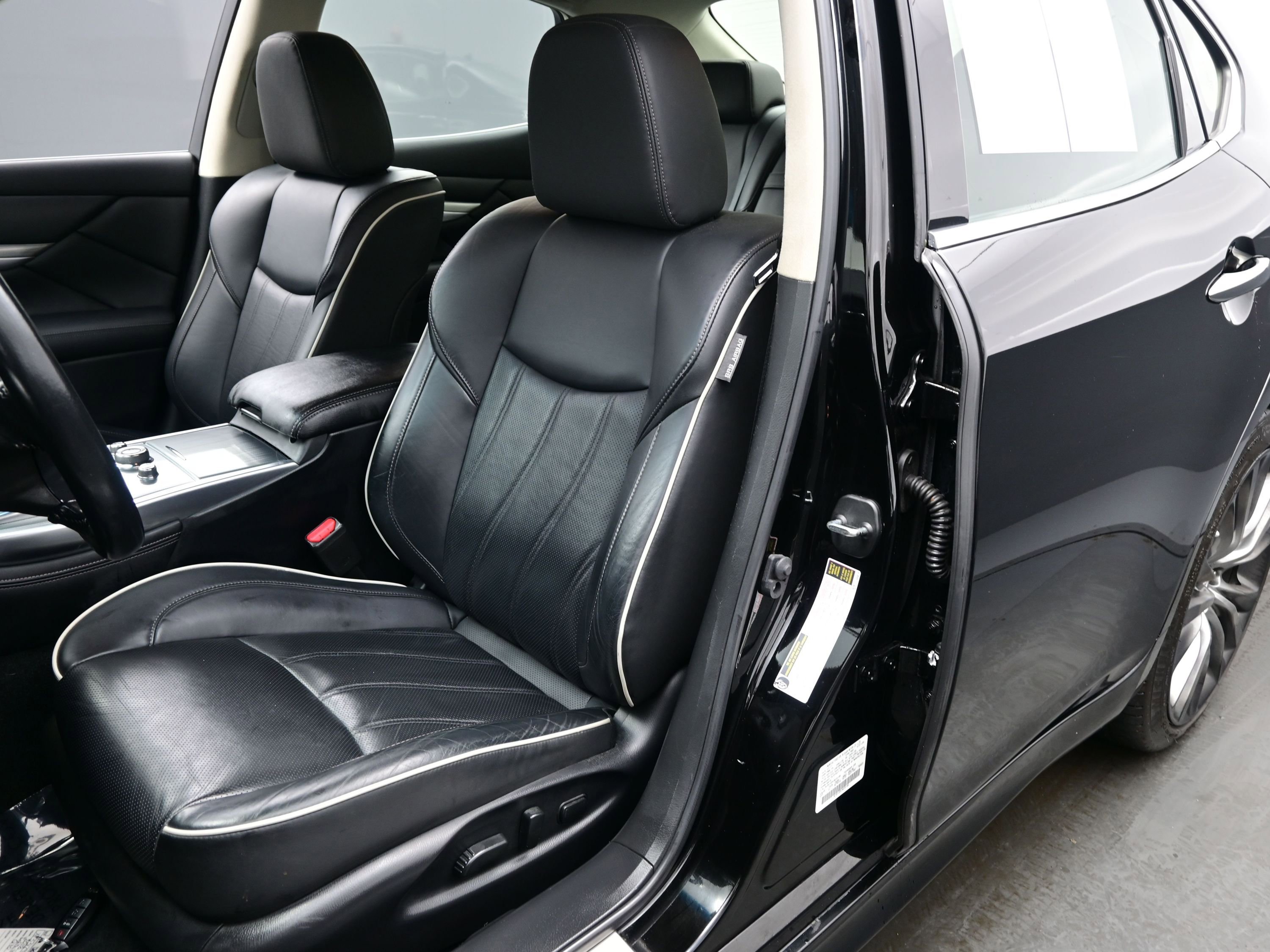 Used 2018 INFINITI Q70 Luxe image 12