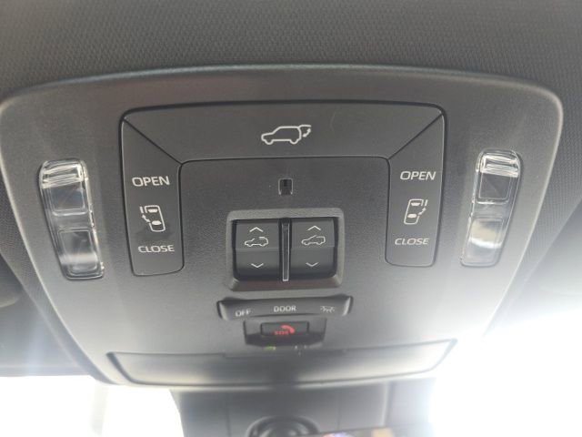 Used 2025 Toyota Sienna Platinum image 21