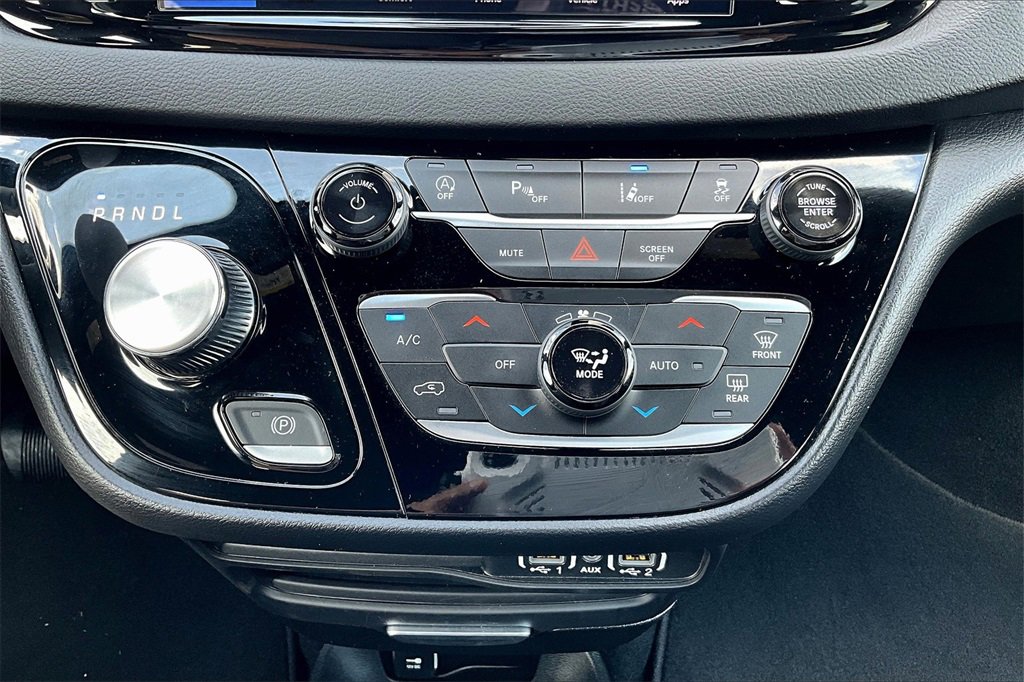 Used 2025 Chrysler Pacifica Select image 32