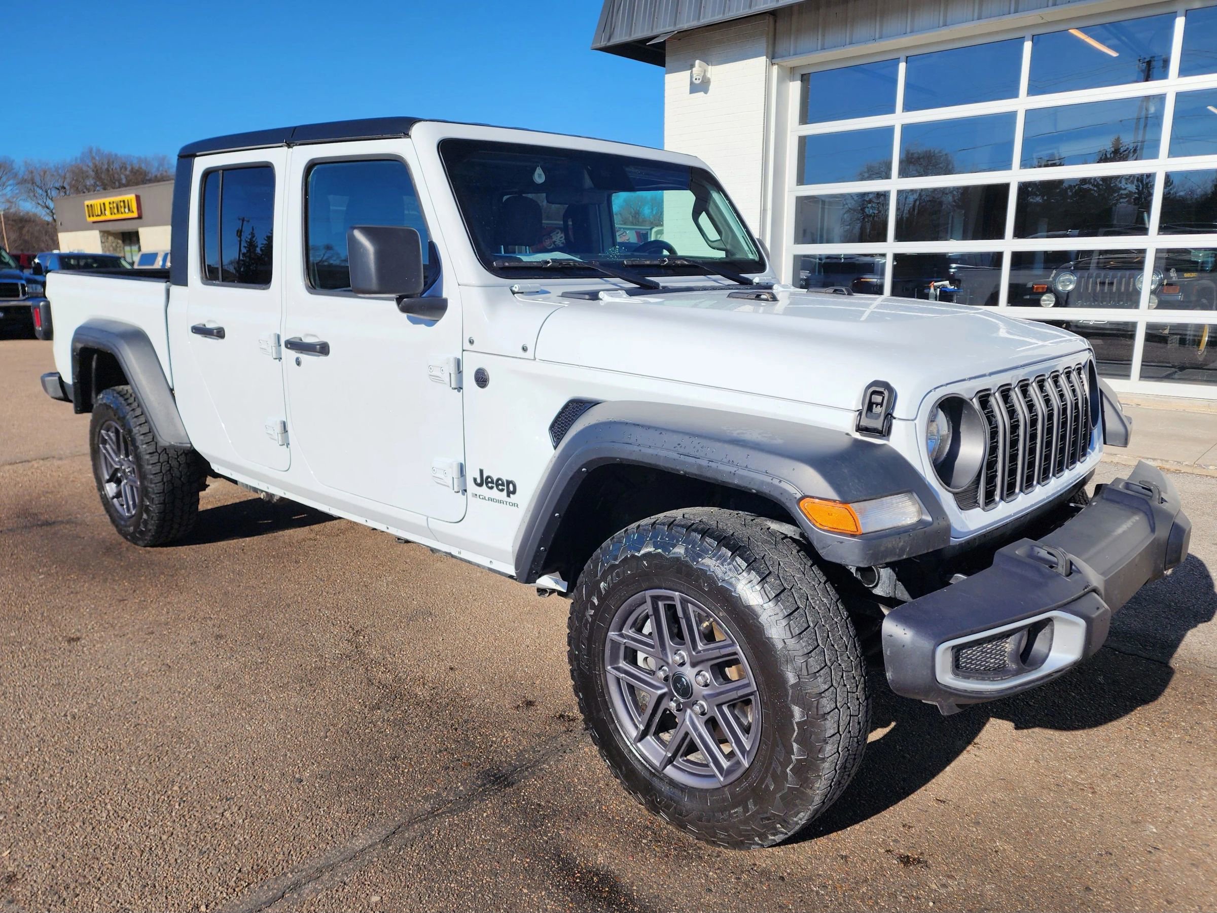 Used 2025 Jeep Gladiator Sport image 2