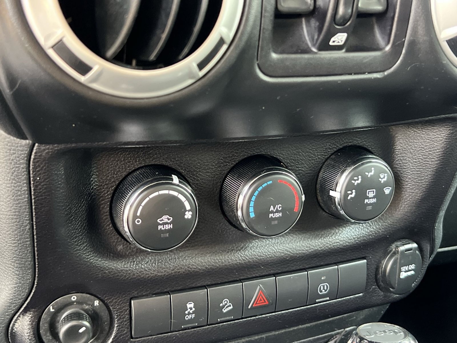 Used 2017 Jeep Wrangler Unlimited Sahara w/ Connectivity Group AWD/4WD image 18