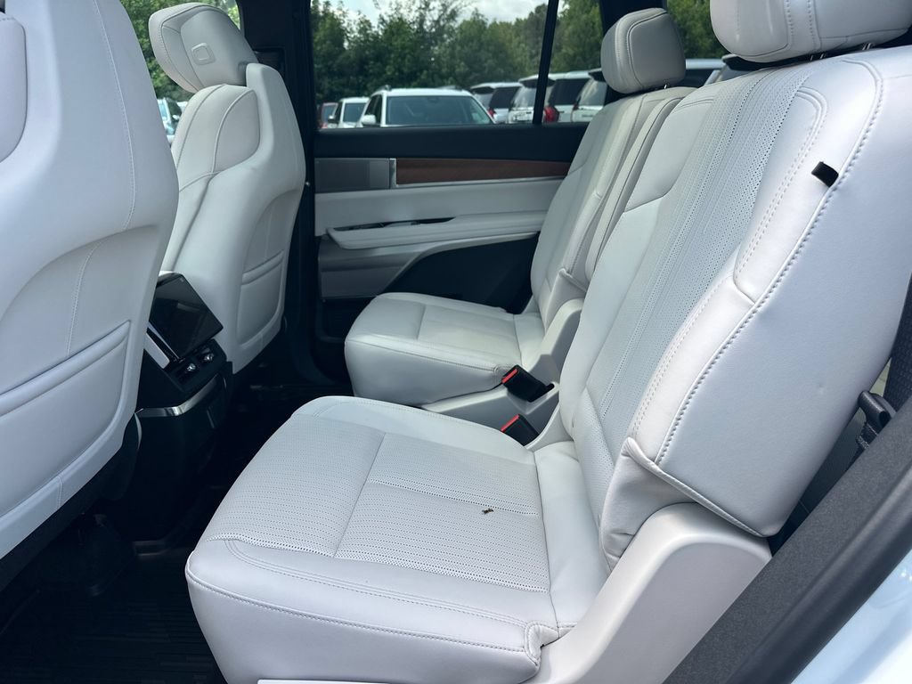 New 2027 Cadillac Vistiq Sport w/ LPO, Floor Liner Package AWD/4WD image 20
