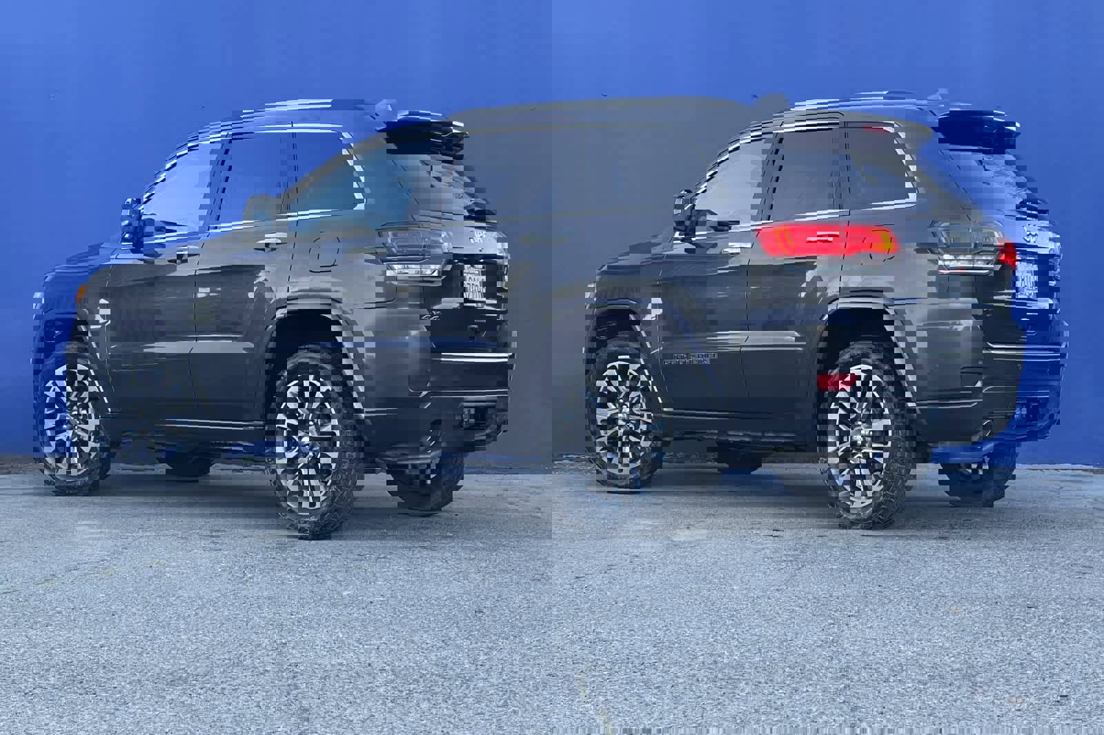 Used 2017 Jeep Grand Cherokee Overland w/ Jeep Active Safety Group image 5