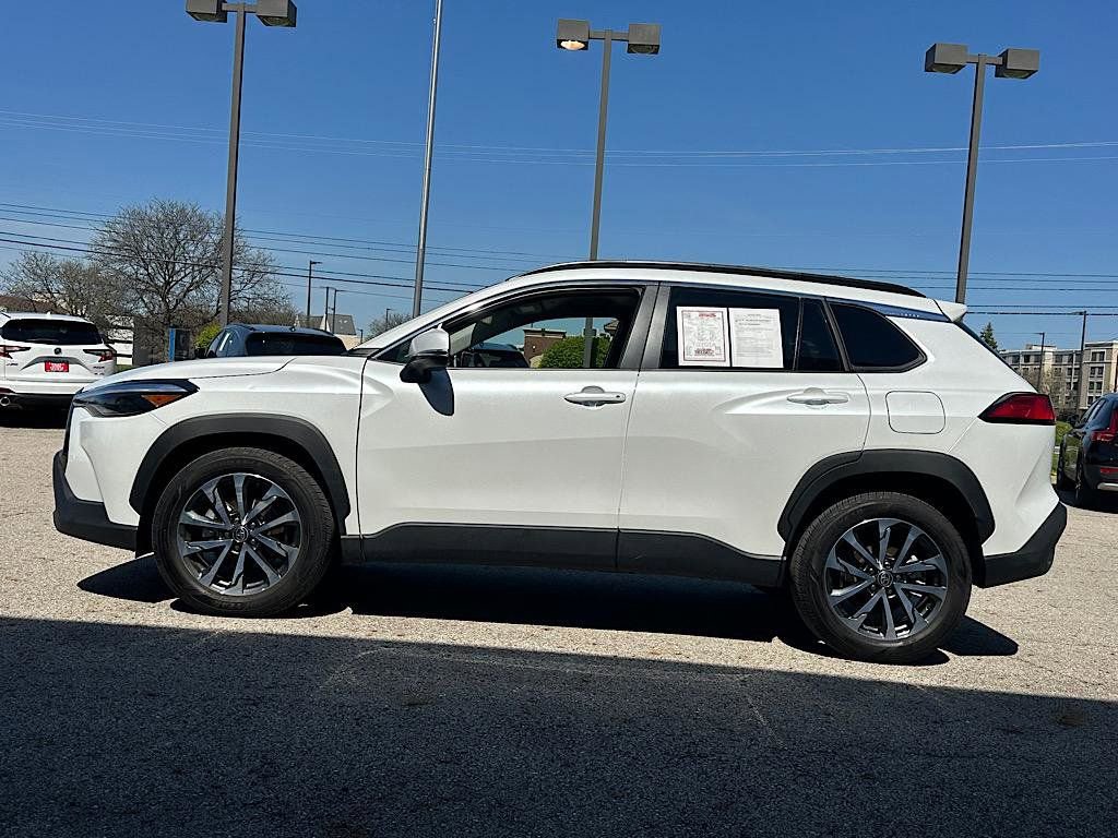 Certified 2023 Toyota Corolla Cross XLE image 3