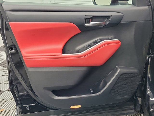 Used 2022 Toyota Highlander XSE FWD image 18
