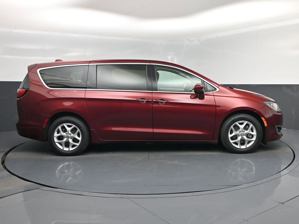 Used 2020 Chrysler Pacifica Touring w/ Tire & Wheel Group FWD image 2