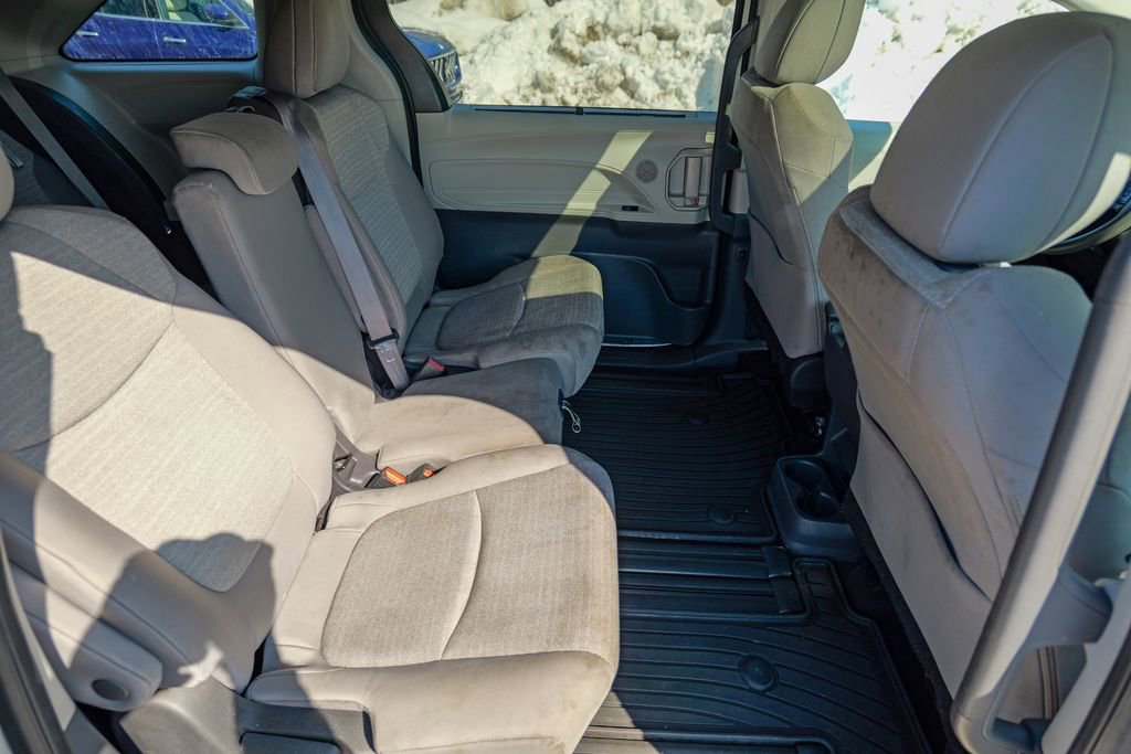 Used 2022 Toyota Sienna LE w/ LE Plus Package image 28