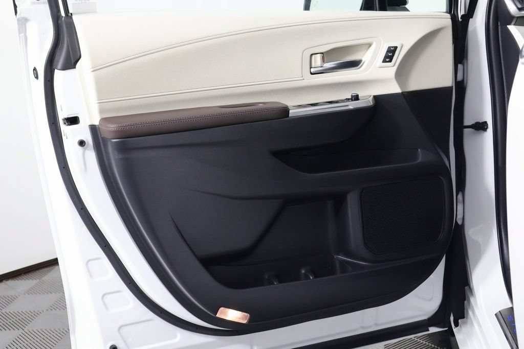 Used 2024 Toyota Sienna Platinum FWD image 13