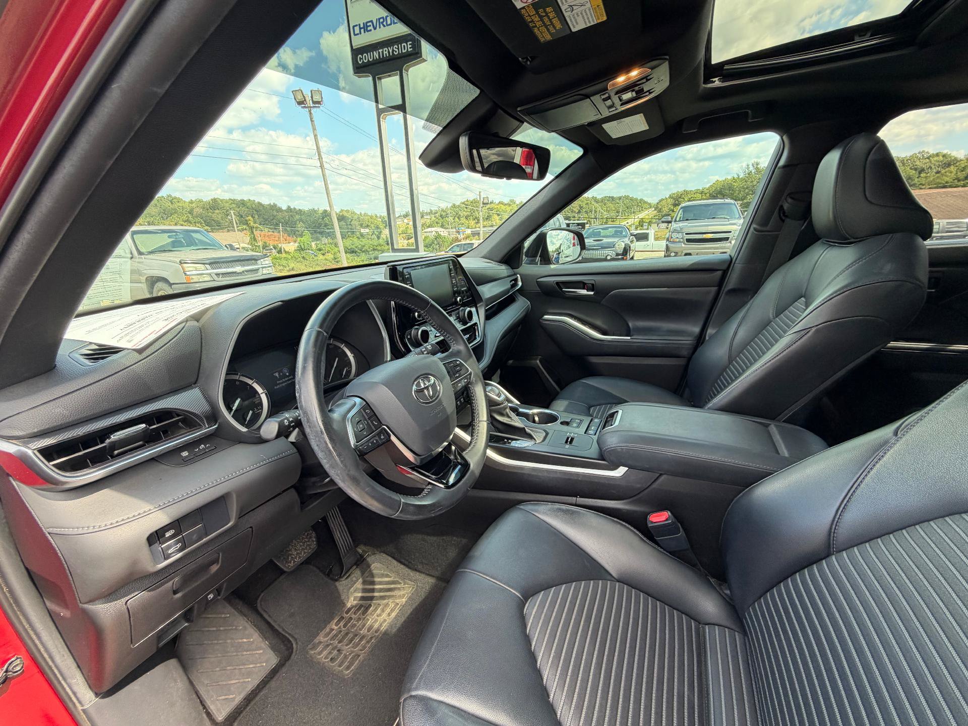 Used 2021 Toyota Highlander XSE FWD image 10