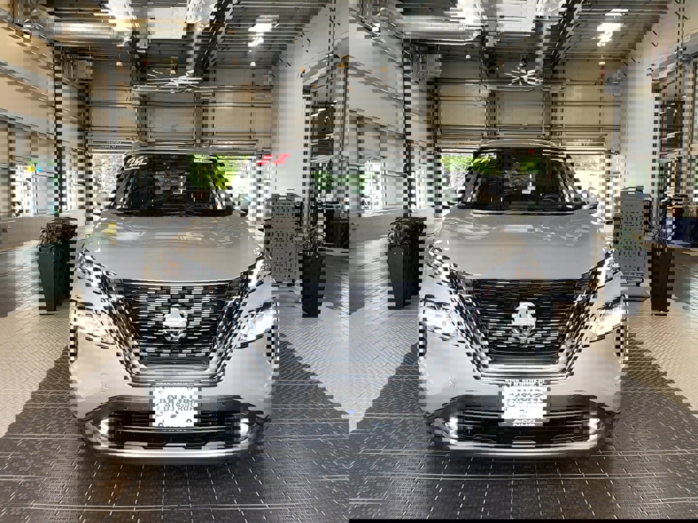 Used 2022 Nissan Rogue SL w/ SL Premium Package image 2