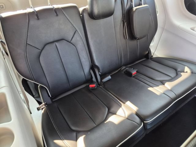 Used 2023 Chrysler Pacifica Limited FWD image 32