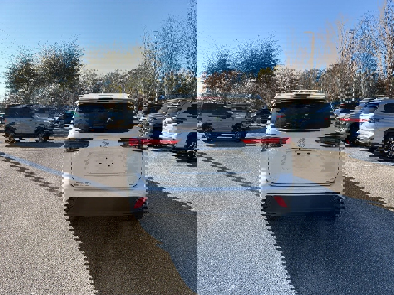 Used 2020 Toyota Highlander L image 4