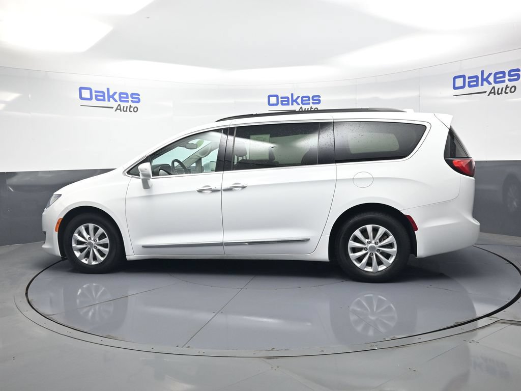 Used 2017 Chrysler Pacifica Touring-L FWD image 4