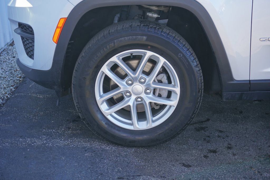 Used 2024 Jeep Grand Cherokee Laredo image 6