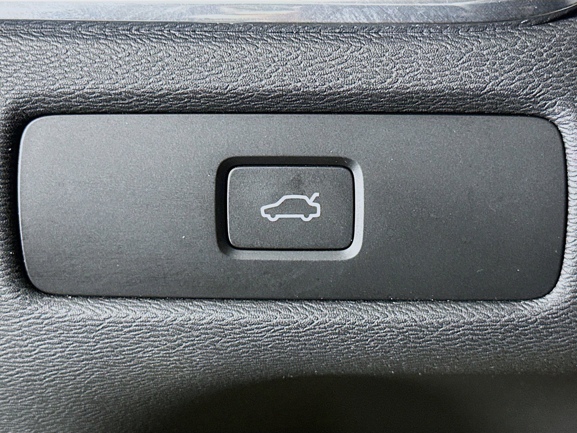 Used 2025 Volvo XC60 B5 Plus image 17