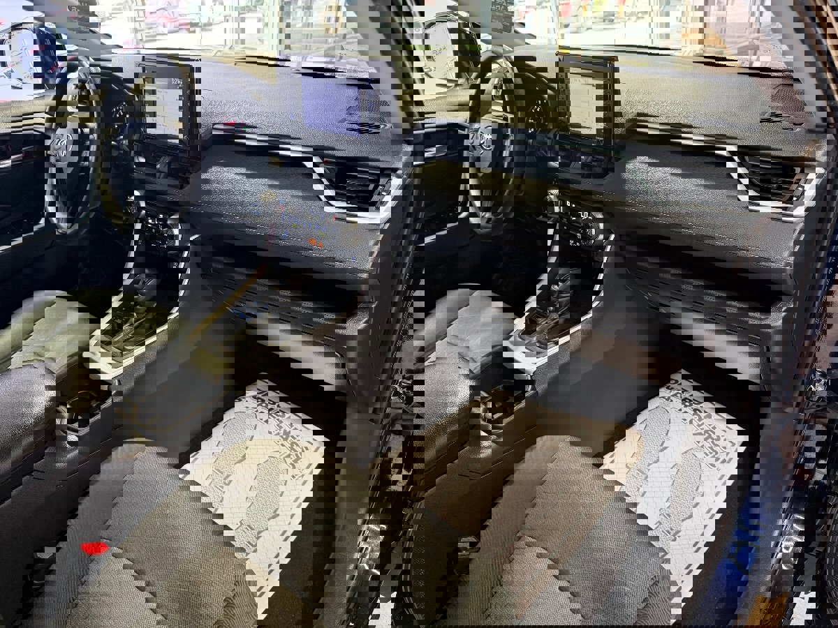 Used 2022 Toyota RAV4 XLE image 46