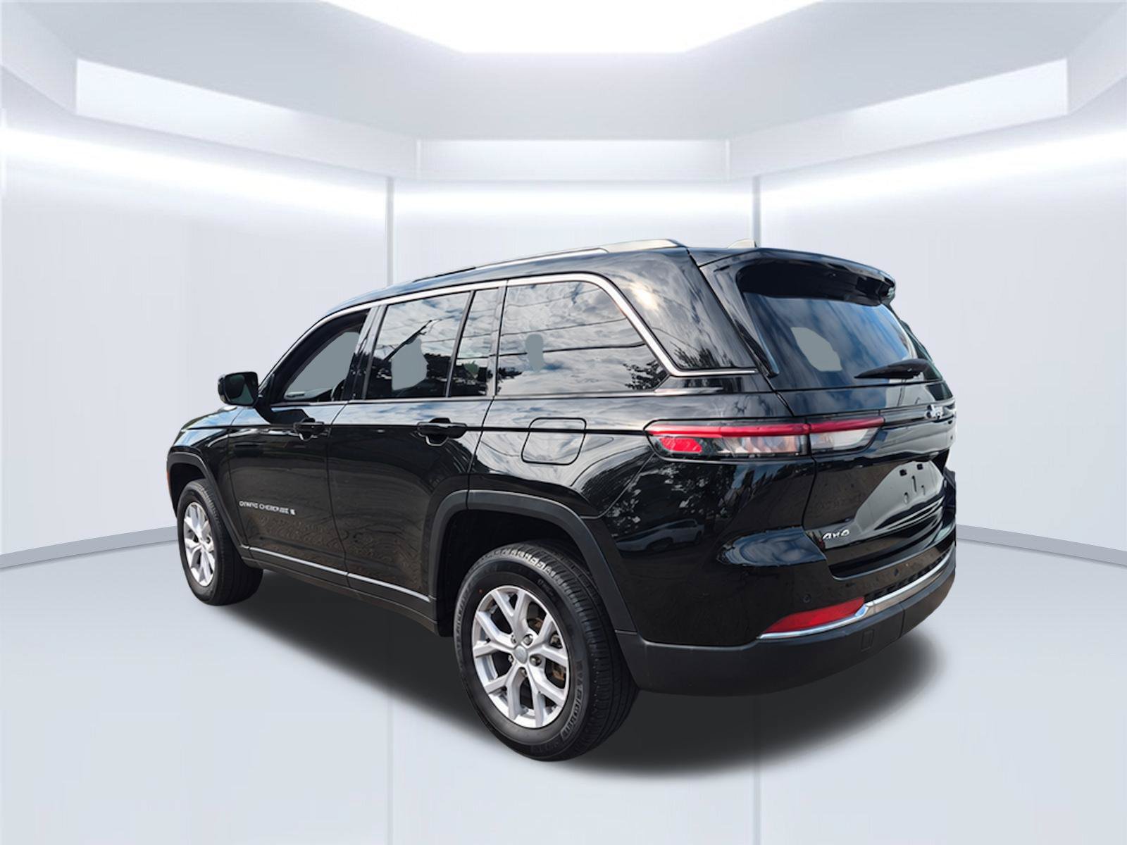 Used 2022 Jeep Grand Cherokee Limited AWD/4WD image 4