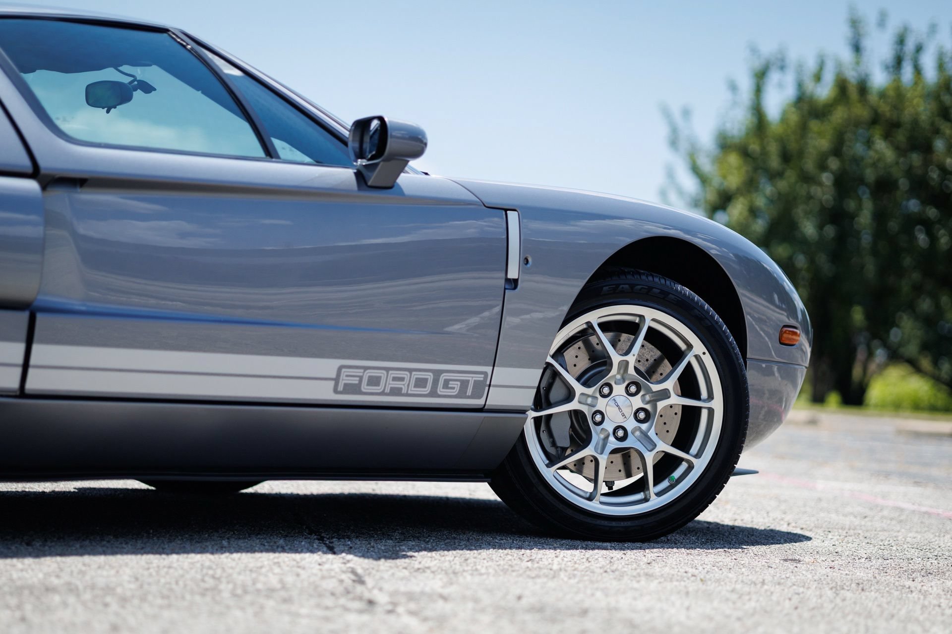 Used 2006 Ford GT RWD image 13