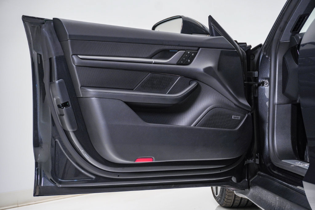 Certified 2025 Porsche Taycan AWD/4WD image 25