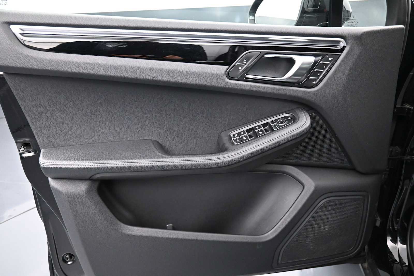 Certified 2024 Porsche Macan AWD/4WD image 7