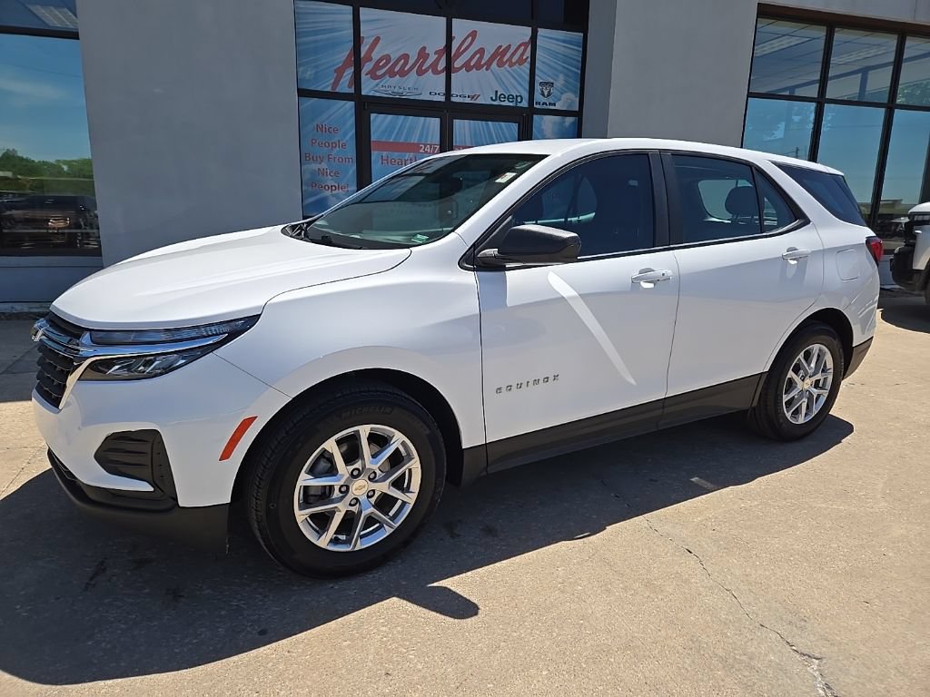 Used 2023 Chevrolet Equinox LS FWD image 4