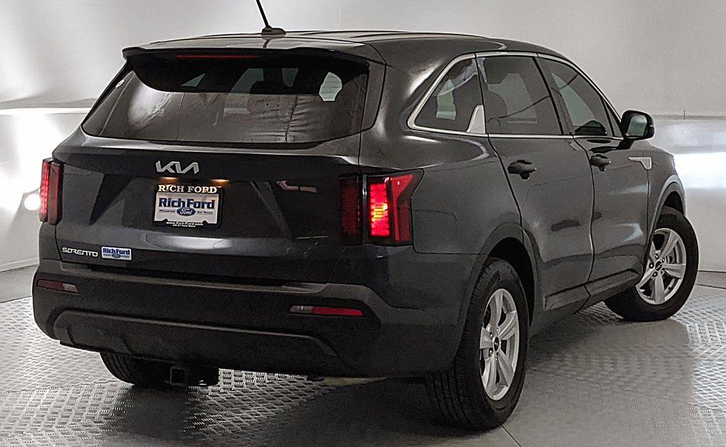 Used 2023 Kia Sorento LX FWD image 3