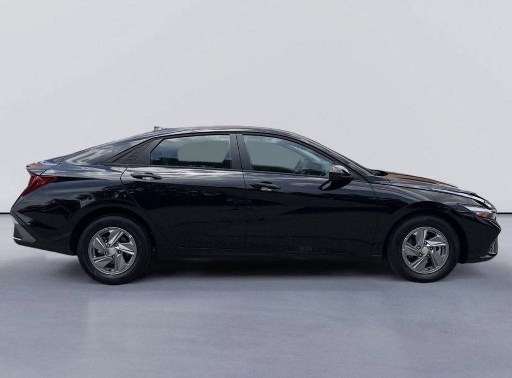 New 2026 Hyundai Elantra SE FWD image 2