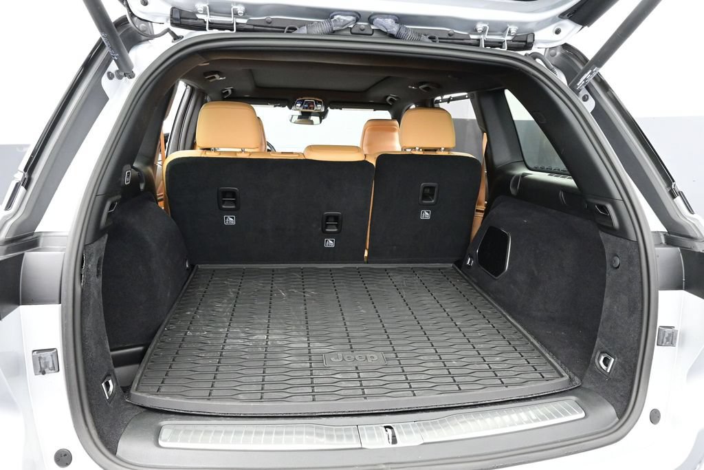 Used 2024 Jeep Grand Cherokee Summit w/ Luxury Tech Group V AWD/4WD image 16