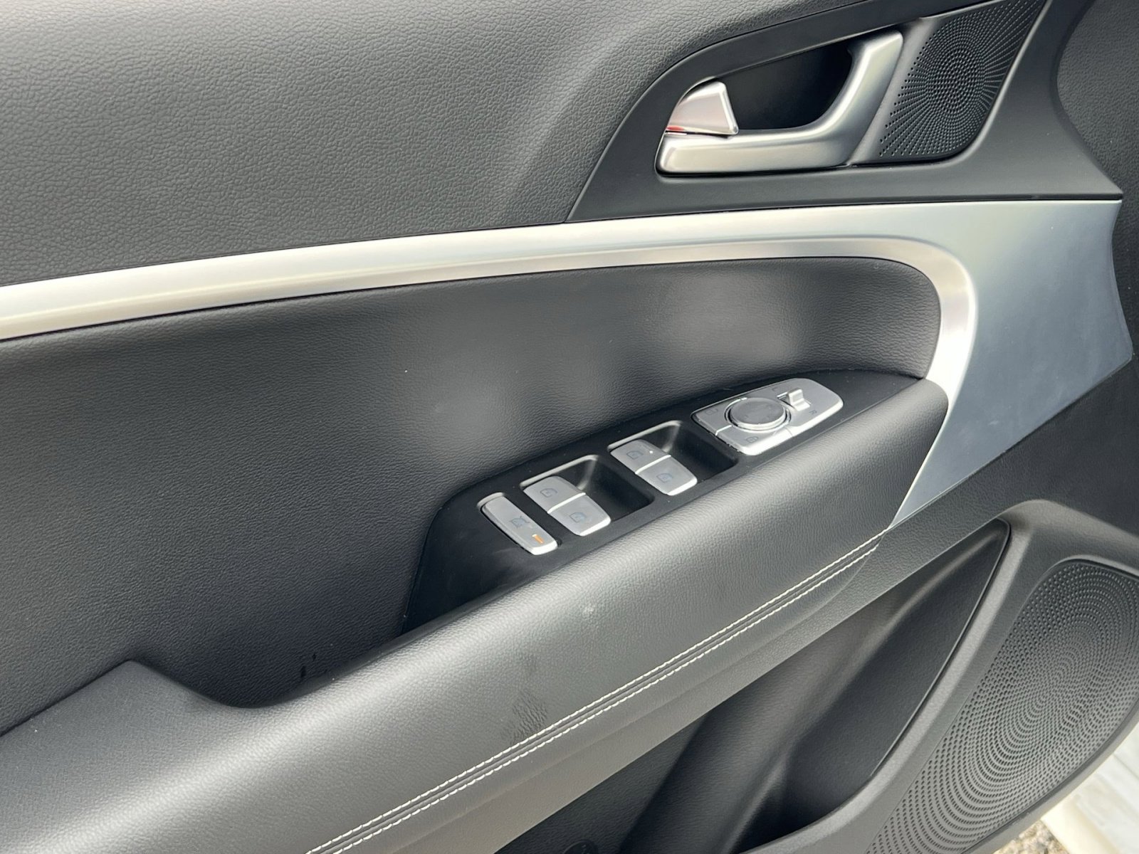 Used 2025 Genesis G70 2.5T image 15