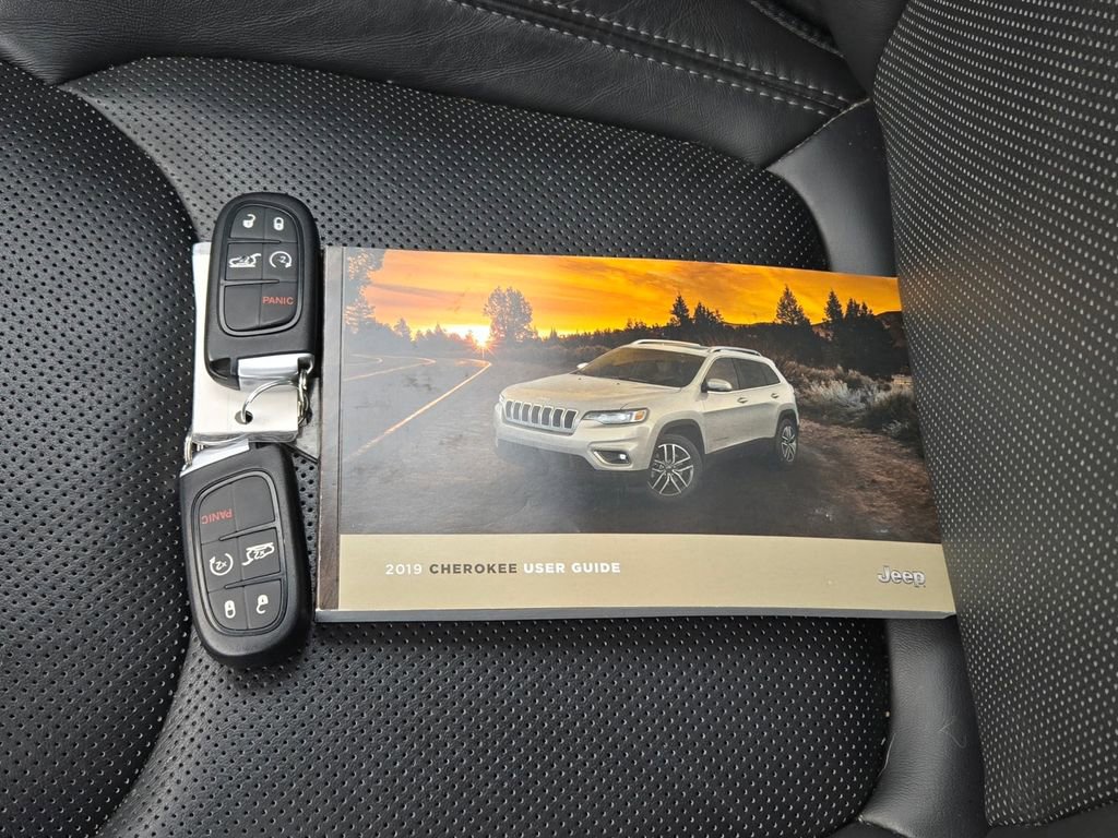 Used 2019 Jeep Cherokee Limited w/ Technology Group image 12